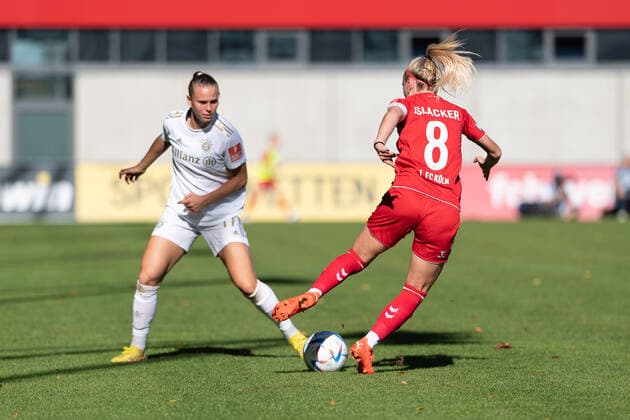 Klara Buehl (FC Bayern Muenchen Frauen, 17) gegen Mandy Islacker (1. FC Koeln, 8). FC Bayern Muenchen Frauen gegen 1. FC Koeln, Fussball, Frauen-Bundesliga, 4. Spieltag, Saison 2022 2023, 16.10.2022. (DFL DFB REGULATIONS PROHIBIT ANY USE OF PHOTOGRAPHS as IMAGE SEQUENCES and or QUASI-VIDEO). FC Bayern Muenchen Frauen gegen 1. FC Koeln, Fussball, Frauen-Bundesliga, 4. Spieltag, Saison 2022 2023, 16.10.2022. Muenchen Copyright: xEibner-Pressefoto HeikexFeinerx EP_HFR