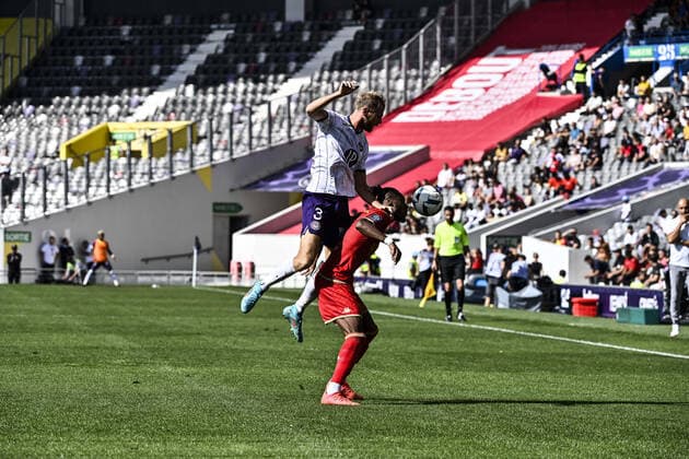 Mikkel Puggaard (tfc) vs Souleyman Doumbia (sco) FOOTBALL : Toulouse vs Angers - 11eme Journee de L1 UBEREATS - Toulouse - 16 10 2022 ThierryBreton Panoramic 