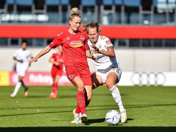 Jana Beuschlein (23 1.FC Köln) und Maximiliane Rall (8 FC Bayern München) Aktion beim Flyeralarm Frauen-Bundesligaspiel FC Bayern München - 1.FC Köln n am 16.10.2022. München Bayern Campus Bayern Deutschland