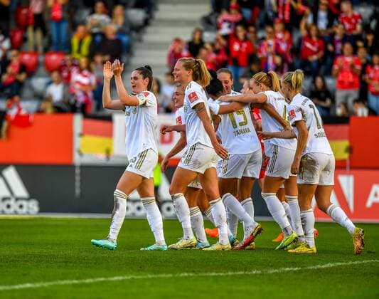 Sarah Zadrazil (25 FC Bayern München) , Maximiliane Rall (8 FC Bayern München) , Tainara (13 FC Bayern) , Glodis Perla Viggosdottir (4 FC Bayern München) Lea Schüller (11 FC Bayern München) jubeln über das Tor zum 3-0 beim Flyeralarm Frauen-Bundesligaspiel FC Bayern München - 1.FC Köln n am 16.10.2022. München Bayern Campus Bayern Deutschland