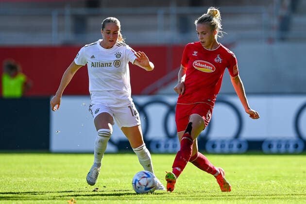 v.li.: Sydney Lohmann (FC Bayern München, FCB, 12) Celina Degen (Köln, 5) im Zweikampf, Duell, duel, tackle, Dynamik, Action, Aktion, 16.10.2022, München (Deutschland), Fussball, Flyeralarm Frauen-Bundesliga, FC Bayern München - 1. FC Köln, DFB DFL REGULATIONS PROHIBIT ANY USE OF PHOTOGRAPHS AS IMAGE SEQUENCES AND OR QUASI-VIDEO.