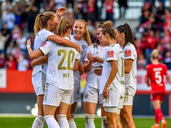 Maximiliane Rall (8 FC Bayern München) , Glodis Perla Viggosdottir (14 FC Bayern München) ,Sarah Zadrazil (25 FC Bayern München) Franziska Kett (20 FC Bayern) , Jovana Damnjanovic (9 FC Bayern München) und Lina Magull (16 FC Bayern München) jubeln über das Tor zum 4-0 beim Flyeralarm Frauen-Bundesligaspiel FC Bayern München - 1.FC Köln n am 16.10.2022. München Bayern Campus Bayern Deutschland