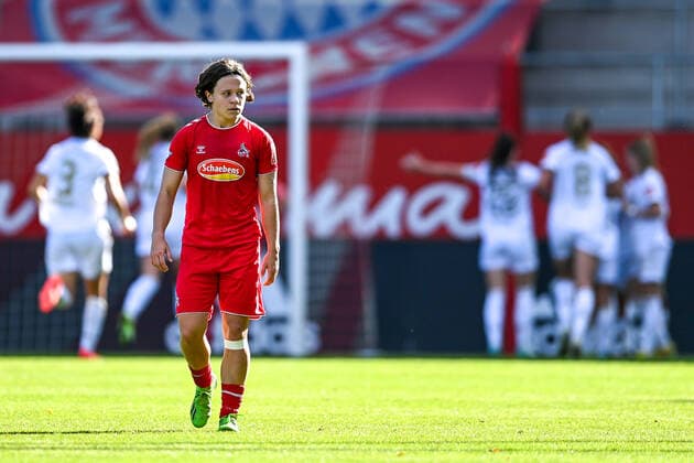 Alicia-Sophi Gudorf (Köln, 12) nach dem Gegentopr zum 4:0 enttäuscht schauend, Enttäuschung, Frustration, disappointed, pessimistisch, im Hintergrund bejubeln die Spielerinnen des FC Bayern das Tor, 16.10.2022, München (Deutschland), Fussball, Flyeralarm Frauen-Bundesliga, FC Bayern München - 1. FC Köln, DFB DFL REGULATIONS PROHIBIT ANY USE OF PHOTOGRAPHS AS IMAGE SEQUENCES AND OR QUASI-VIDEO.