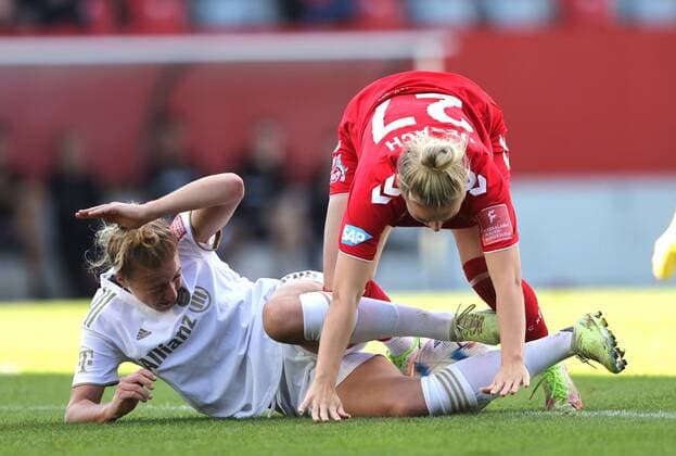 Koelns 27 UEBACH stolpert ueber Bayerns 30 Carolin SIMON. Fußball der Frauen, FC Bayern - Koeln, am 16.10.2022. Frauenfußball Bundesliga, FC Bayern München - 1.FC Köln, Saison 2022-2023, in Muenchen, F C B A Y E R N C A M P U S, Deutschland. Quelle Copyright Credit : Oryk HAIST