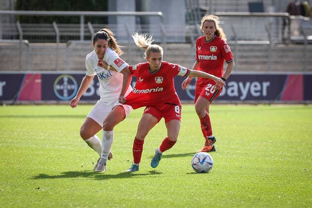 1. Frauen-Bundesliga; Bayer 04 Leverkusen vs. SV Meppen, 16.10.2022 Elisa Senss ( 6, Bayer 04 Leverkusen) im Zweikampf waehrend der Begegnung Bayer 04 Leverkusen gegen den SV Meppen an Spieltag 4 der Flyeralarm Frauen-Fussball-Bundesliga am 16.10.2022 im Ulrich-Haberland-Stadion in Leverkusen (Nordrhein-Westfalen). DFL REGULATIONS PROHIBIT ANY USE OF PHOTOGRAPHS AS IMAGE SEQUENCES AND OR QUASI-VIDEO. *** 1 Women Bundesliga Bayer 04 Leverkusen vs SV Meppen, 16 10 2022 Elisa Senss 6, Bayer 04 Leverkusen in a duel during the match Bayer 04 Leverkusen vs SV Meppen on matchday 4 of the Flyeralarm Womens Bundesliga on 16 10 2022 at Ulrich Haberland Stadium in Leverkusen North Rhine Westphalia DFL REGULATIONS PROHIBIT ANY USE OF PHOTOGRAPHS AS IMAGE SEQUENCES AND OR QUASI VIDEO Copyright: xBEAUTIFULxSPORTS AxelxKohringx
