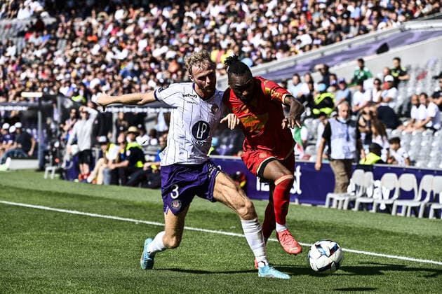 Mikkel Puggaard (tfc) vs Souleyman Doumbia (sco) FOOTBALL : Toulouse vs Angers - 11eme Journee de L1 UBEREATS - Toulouse - 16 10 2022 ThierryBreton Panoramic 