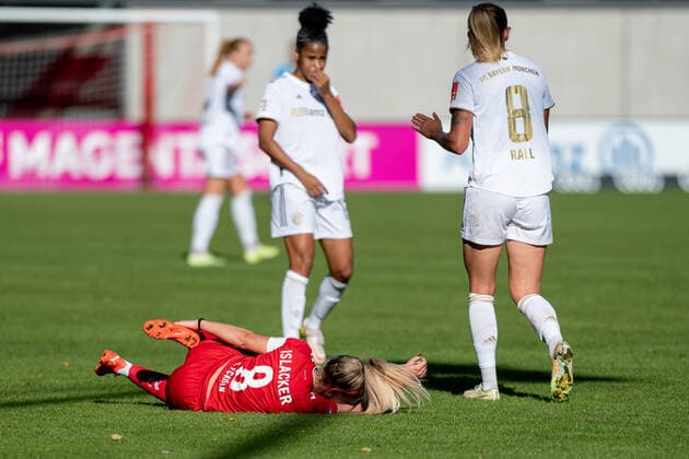 Mandy Islacker (1. FC Koeln, 8) verletzt am Boden, rechts daneben Maximiliane Rall (FC Bayern Muenchen Frauen, 8). FC Bayern Muenchen Frauen gegen 1. FC Koeln, Fussball, Frauen-Bundesliga, 4. Spieltag, Saison 2022 2023, 16.10.2022. (DFL DFB REGULATIONS PROHIBIT ANY USE OF PHOTOGRAPHS as IMAGE SEQUENCES and or QUASI-VIDEO). FC Bayern Muenchen Frauen gegen 1. FC Koeln, Fussball, Frauen-Bundesliga, 4. Spieltag, Saison 2022 2023, 16.10.2022. Muenchen Copyright: xEibner-Pressefoto HeikexFeinerx EP_HFR