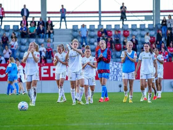 Die Frauen des FC Bayern bedanken sich bei den Fans nach dem Flyeralarm Frauen-Bundesligaspiel FC Bayern München - 1.FC Köln n am 16.10.2022. München Bayern Campus Bayern Deutschland