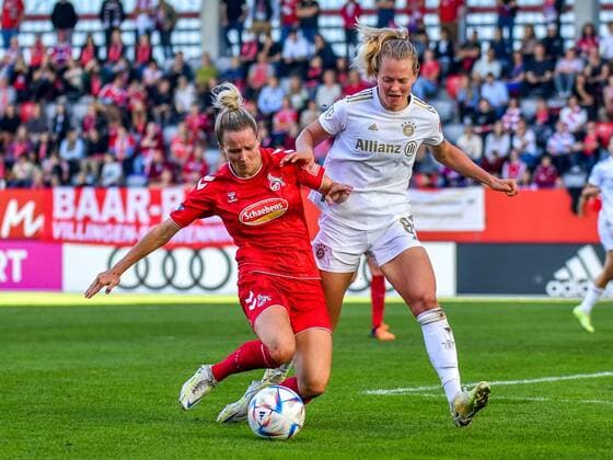 Jana Beuschlein (23 1.FC Köln) und Maximiliane Rall (8 FC Bayern München) in Aktion beim Flyeralarm Frauen-Bundesligaspiel FC Bayern München - 1.FC Köln n am 16.10.2022. München Bayern Campus Bayern Deutschland