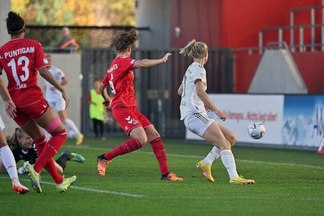 Tor zum 0-2,Eigentor vom Myrther MOOREES (K), re:Lea SCHUELLER (FCB). Fussball Flyeralarm Bundesliga der Frauen Saison 2022 2023, 4.Spieltag, Spieltag04, FC Bayern Muenchen - 1.FC Koeln 4-0 am 16.10.2022, FC Bayern Campus.