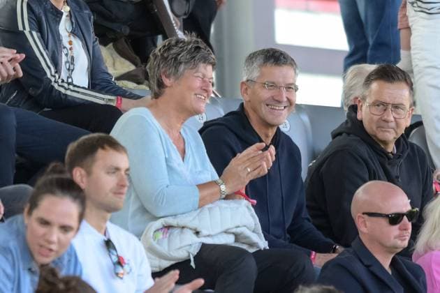 Fußball, Frauen Bundesliga, 20221016, FC Bayern München - 1. FC Köln. Im Bild Managerin des FC Bayern München Karin DANNER und Präsident des FC Bayern München e.V. Herbert HAINER auf Tribüne. München FC Bayern Campus Bayern Deutschland Copyright: Passion2Press MarkusxFischerx