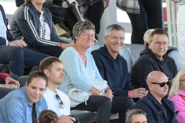 Fußball, Frauen Bundesliga, 20221016, FC Bayern München - 1. FC Köln. Im Bild Managerin des FC Bayern München Karin DANNER und Präsident des FC Bayern München e.V. Herbert HAINER auf Tribüne. München FC Bayern Campus Bayern Deutschland Copyright: Passion2Press MarkusxFischerx