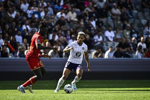Rafael (tfc) vs Batista Mendy (sco) FOOTBALL : Toulouse vs Angers - 11eme Journee de L1 UBEREATS - Toulouse - 16 10 2022 ThierryBreton Panoramic 