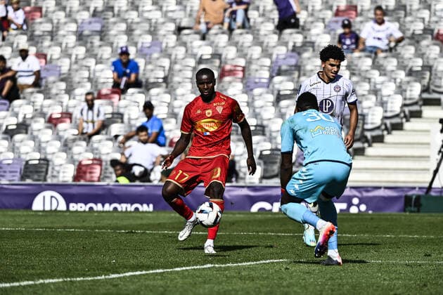 Ibrahim Amadou (sco) vs Zakaria Aboukhlal (tfc) FOOTBALL : Toulouse vs Angers - 11eme Journee de L1 UBEREATS - Toulouse - 16 10 2022 ThierryBreton Panoramic 