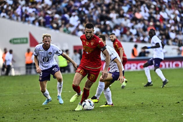 Nabil Bentaleb (sco) vs Veljko Birmancevic (tfc) FOOTBALL : Toulouse vs Angers - 11eme Journee de L1 UBEREATS - Toulouse - 16 10 2022 ThierryBreton Panoramic 