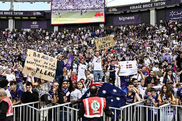 STP ton Maillot des supporters Toulousains FOOTBALL : Toulouse vs Angers - 11eme Journee de L1 UBEREATS - Toulouse - 16 10 2022 ThierryBreton Panoramic 