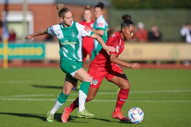 Sport Themen der Woche KW41 v.li.: Saskia Matheis (SV Werder Bremen, 19) und Vanessa Fürst (MSV Duisburg, 8) im Zweikampf, Duell, Dynamik, Aktion, Action, Spielszene, DIE DFB-RICHTLINIEN UNTERSAGEN JEGLICHE NUTZUNG VON FOTOS ALS SEQUENZBILDER UND ODER VIDEOÄHNLICHE FOTOSTRECKEN. DFB REGULATIONS PROHIBIT ANY USE OF PHOTOGRAPHS AS IMAGE SEQUENCES AND OR QUASI-VIDEO., 16.10.2022, Bremen (Deutschland), Fussball, Flyeralarm Frauen-Bundesliga, SV Werder Bremen - MSV Duisburg *** f l Saskia Matheis SV Werder Bremen, 19 and Vanessa Fürst MSV Duisburg, 8 in duel, duel, dynamics, action, game scene, THE DFB DIRECTIVES PROHIBIT ANY USE OF PHOTOGRAPHS AS IMAGE SEQUENCES AND OR QUASI VIDEO , 16 10 2022, Bremen Germany , Football, Flyeralarm Frauen Bundesliga, SV Werder Bremen MSV Duisburg xobx