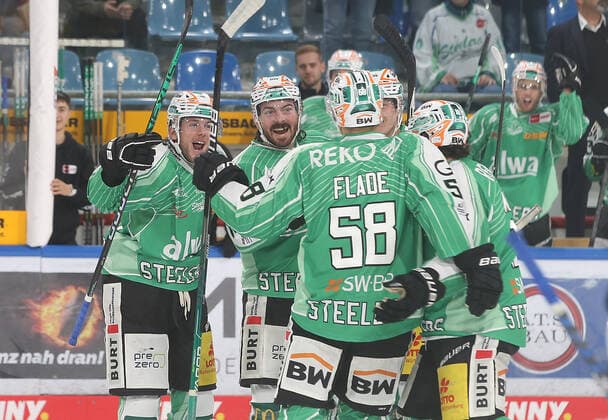 Sport Themen der Woche KW41 Torjubel 2:1 Bietigheim, V.li. Torschütze CJ Stretch (Stelers, 2.v. links) . Bietigheim Steelers-Straubing Tigers . Bietigheim-Bissingen, GER, 16.10.2022 ,Eishockey DEL 2022 2023 . *** Goal celebration 2 1 Bietigheim, V left scorer CJ Stretch Stelers, 2 v left Bietigheim Steelers Straubing Tigers Bietigheim Bissingen, GER, 16 10 2022 ,Eishockey DEL 2022 2023
