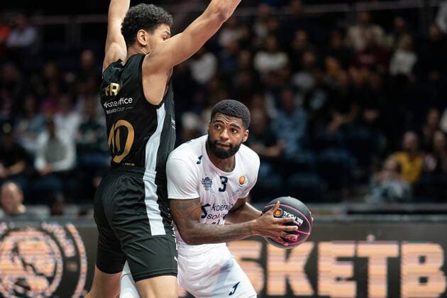 Sport Themen der Woche KW41 Tim Coleman (Nr. 3 MLP Academics Heidelberg) gegen Sananda Fru (Nr. 10 Basketball Loewen Braunschweig) GER, Basketball Loewen Braunschweig gegen MLP Academics Heidelberg, Basketball, MagentaSport BBL Pokal, Achtelfinale, Spielzeit 2022 23, 16.10.2022 GER, Basketball Loewen Braunschweig gegen MLP Academics Heidelberg, Basketball, MagentaSport BBL Pokal, Achtelfinale, Spielzeit 2022 23, 16.10.2022 Braunschweig *** Tim Coleman No 3 MLP Academics Heidelberg vs Sananda Fru No 10 Basketball Loewen Braunschweig GER, Basketball Loewen Braunschweig vs MLP Academics Heidelberg, Basketball, MagentaSport BBL Pokal, Achtelfinale, Spielzeit 2022 23, 16 10 2022 GER, Basketball Loewen Braunschweig vs MLP Academics Heidelberg, Basketball, MagentaSport BBL Pokal, Achtelfinale, Spielzeit 2022 23, 16 10 2022 Braunschweig Copyright: xEibner-Pressefoto DanielxREINELTx EP_DRT