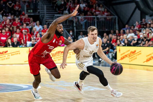 Sport Themen der Woche KW41 Amir Bell (Brose Bamberg, 02), Andreas Obst (FC Bayern Muenchen, 13), Brose Bamberg vs. FC Bayern Muenchen, Basketball, MagentaSport BBL Pokal, Achtelfinale, 16.10.2022 Brose Bamberg vs. FC Bayern Muenchen, Basketball, MagentaSport BBL Pokal, Achtelfinale, 16.10.2022 Bamberg *** Amir Bell Brose Bamberg, 02 , Andreas Obst FC Bayern Muenchen, 13 , Brose Bamberg vs FC Bayern Muenchen, Basketball, MagentaSport BBL Pokal, Round of 16, 16 10 2022 Brose Bamberg vs FC Bayern Muenchen, Basketball, MagentaSport BBL Pokal, Round of 16, 16 10 2022 Bamberg Copyright: xEibner-Pressefoto G.xSantemizx EP_EER