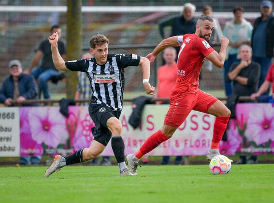 Sport Themen der Woche KW41 Holger Bux (VfR Aalen, 12, Mitte), li. Kolja Herrmann (Bahlinger SC, 8), re. Yannick Häringer (Bahlinger SC, 7). GER, Bahlinger SC gegen VfR Aalen, Fussball, Regionalliga Suedwest, 12. Spieltag, Saison 2022 2023, 16.10.2022. GER, Bahlinger SC gegen VfR Aalen, Fussball, Regionalliga Suedwest, 12. Spieltag, Saison 2022 2023, 16.10.2022. Bahlingen *** Holger Bux VfR Aalen, 12, center , left Kolja Herrmann Bahlinger SC, 8 , right Yannick Häringer Bahlinger SC, 7 GER, Bahlinger SC vs VfR Aalen, soccer, Regionalliga Suedwest, 12 matchday, season 2022 2023, 16 10 2022 GER, Bahlinger SC vs VfR Aalen, soccer, Regionalliga Suedwest, 12 matchday, season 2022 2023, 16 10 2022 Bahlingen Copyright: xFoto:xEibner-Pressefoto Stollx EP_EER