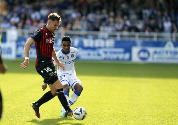 RECORD DATE NOT STATED (Auxerre) Rayan Raveloson (Nice) Aaron Ramsey Football : Auxerre vs Nice - Ligue 1 - 16 10 2022 StephanieGrossetete Panoramic 
