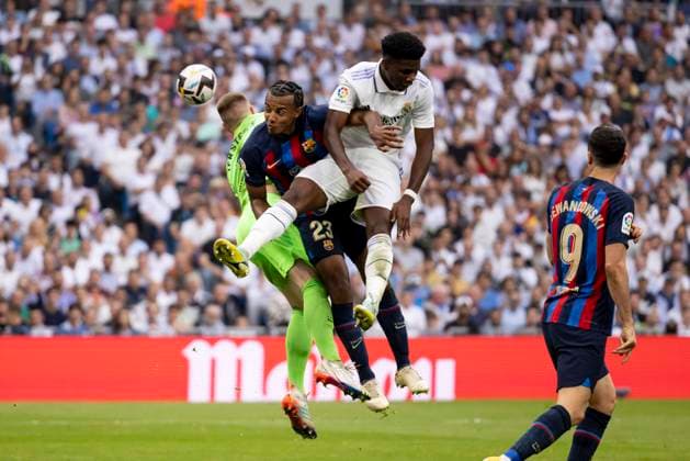 Sport Bilder des Tages Spain, Madrid, 16.10.2022, Santiago Bernabeu, Real Madrid vs FC Barcelona, Barca - LaLiga Santander, Torwart Marc-Andre ter Stegen (FC Barcelona), Jules Kounde (FC Barcelona) und Aurelien Tchouameni (Real Madrid) battle for the ball with foul Madrid Santiago Bernabeu Spain