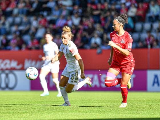 Linda Dallmann (10 FC Bayern München) und Genessee Puntigam (13 1.FC Köln) in Aktion beim Flyeralarm Frauen-Bundesligaspiel FC Bayern München - 1.FC Köln n am 16.10.2022. München Bayern Campus Bayern Deutschland