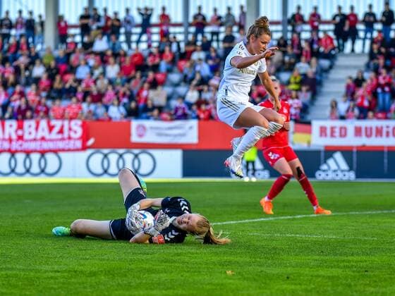 Manon Klett (1 1.FC Köln) und Linda Dallmann (10 FC Bayern München) in Aktion beim Flyeralarm Frauen-Bundesligaspiel FC Bayern München - 1.FC Köln n am 16.10.2022. München Bayern Campus Bayern Deutschland