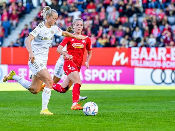 Lea Schüller (11 FC Bayern München) in Aktion beim Flyeralarm Frauen-Bundesligaspiel FC Bayern München - 1.FC Köln n am 16.10.2022. München Bayern Campus Bayern Deutschland