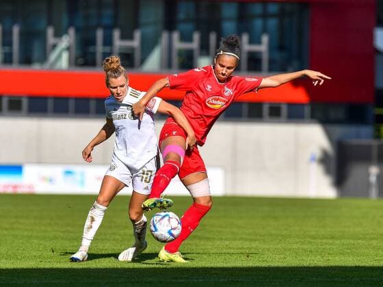 Linda Dallmann (10 FC Bayern München) und Genessee Puntigam (13 1.FC Köln) in Aktion beim Flyeralarm Frauen-Bundesligaspiel FC Bayern München - 1.FC Köln n am 16.10.2022. München Bayern Campus Bayern Deutschland *** Linda Dallmann 10 FC Bayern Munich and Genessee Puntigam 13 1 FC Köln in action at the Flyeralarm womens Bundesliga match FC Bayern Munich 1 FC Köln n on 16 10 2022 Munich Bayern Campus Bayern Germany