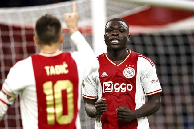 AMSTERDAM - (lr) Brian Brobbey of Ajax, Dusan Tadic of Ajax celebrate the 3-0 during the Dutch Eredivisie match between Ajax Amsterdam and Excelsior at the Johan Cruijff ArenA on October 16, 2022 in Amsterdam, Netherlands. ANP MAURICE VAN STEEN Dutch Eredivisie 2022 2023 xVIxANPxSportx xxANPxIVx