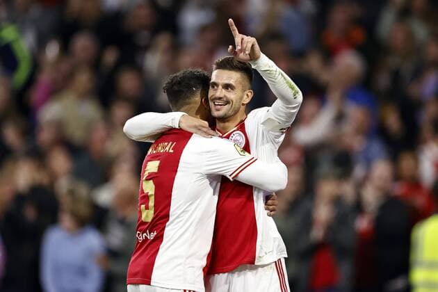 AMSTERDAM - (lr) Owen Wijndal of Ajax, Dusan Tadic of Ajax celebrate the 5-0 during the Dutch Eredivisie match between Ajax Amsterdam and Excelsior at the Johan Cruijff ArenA on October 16, 2022 in Amsterdam, Netherlands. ANP MAURICE VAN STEEN Dutch Eredivisie 2022 2023 xVIxANPxSportx xxANPxIVx