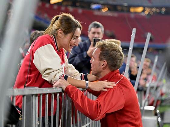 16.10.2022, Fussball 1. Bundesliga 2022 2023, 10.Spieltag, FC Bayern München - SC Freiburg, in der Allianz-Arena München. Nach dem Spiel gibts als Belohnung für den Sieg von Trainer Julian Nagelsmann (FC Bayern München) einen Kuss von seiner Freundin Lena Wurzenberger (li) ***DFL and DFB regulations prohibit any use of photographs as image sequences and or quasi-video.*** *** 16 10 2022, Football 1 Bundesliga 2022 2023, 10 Matchday, FC Bayern Munich SC Freiburg, at Allianz Arena Munich After the game, as a reward for the victory of coach Julian Nagelsmann FC Bayern Munich a kiss from his girlfriend Lena Wurzenberger li DFL and DFB regulations prohibit any use of photographs as image sequences and or quasi video