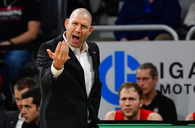 Sport Themen der Woche KW41 Sport Bilder des Tages BAMBERG 16.10.2022 --- Basketball ---- magenta BBL Pokal Achtelfinale: Brose Bamberg vs FC Bayern München --- Headcoach Oren Amiel (Brose Bamberg) gibt Anweisung --- Foto: Hans-Martin Issler isslerimages ---- Brose Bamberg vs FC Bayern München *** BAMBERG 16 10 2022 basketball magenta sport BBL Cup Round of 16 Brose Bamberg vs FC Bayern Munich head coach Oren Amiel Brose Bamberg gives instruction photo Hans Martin Issler isslerimages Brose Bamberg vs FC Bayern Munich