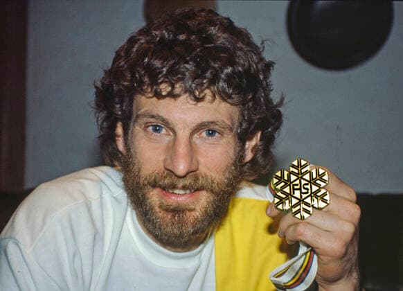 OBERSTDORF 1987-02-15 Svenska längdskidakaren Thomas Wassberg visar sin guldmedalj för segern pa 30 km klassisk stil vid VM i längdskidakning i Oberstdorf, Västtyskland, 15:e februari 1987. Wassberg tog medalj pa samtliga sträckor, guld i pa 30 km klassiskt och i herrstafetten samt silver pa 15 km klassiskt och 50 km fri stil. Oberstdorf Tyskland x1001x *** OBERSTDORF 1987 02 15 Swedish cross-country skier Thomas Wassberg shows his gold medal for the victory in the 30 km classic style at the World Championships in cross-country skiing in Oberstdorf, West Germany, 15 February 1987. Wassberg won medals in all distances, gold in the 30 km classic and in the mens relay, and silver in 15 km classic and 50 km freestyle Oberstdorf Germany x1001x  Copyright: xJanxCollsiöö TTx SKID-VM 1987 WASSBERG