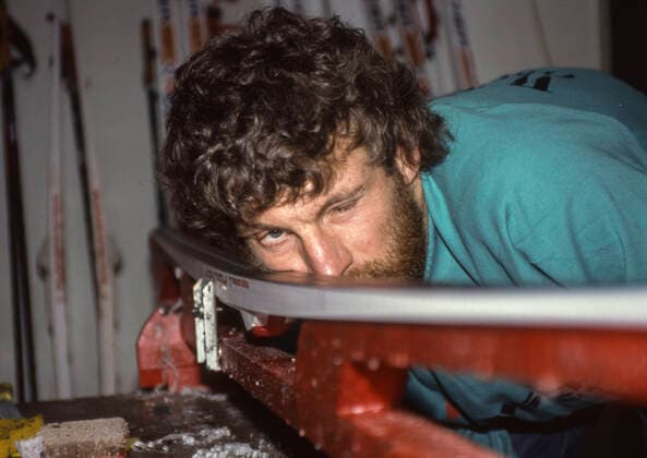 OBERSTDORF 1987-02-15 Svenska längdskidakarna Thomas Wassberg kontollerar vallningsstrukturen pa skidan i vallarboden vid VM i längdskidakning i Oberstdorf, Västtyskland, 15:e februari 1987. Wassberg tog medalj pa samtliga sträckor, guld i pa 30 km klassiskt och i herrstafetten samt silver pa 15 km klassiskt och 50 km fri stil. Oberstdorf Tyskland x1001x *** OBERSTDORF 1987 02 15 Swedish cross-country skiers Thomas Wassberg checks the ridge structure on the skis in the ridge shed at the World Championships in cross-country skiing in Oberstdorf, West Germany, 15 February 1987. Wassberg won medals in all distances, gold in the 30 km classic and in the mens relay, and silver in the 15 km classic and 50 km freestyle Oberstdorf Germany x1001x  Copyright: xJanxCollsiöö TTx SKID-VM 1987 WASSBERG