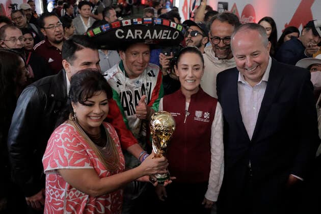 Sport Bilder des Tages From left to right, Clara Brugada, mayor of Iztapalapa; Claudia Sheinbaum, head of government of Mexico City; and Roberto MercadÃ , president of Coca-Cola Mexico, hold an imitation of the FIFA World Cup, WM, Weltmeisterschaft, Fussball at the Utopia Meyehualco facilities in the mayor s office prior to the World Cup in Qatar in November. During the event, the official unveiling and welcoming of the FIFA World Cup took place. ( NurPhoto) Mexico City Mexico - ZUMA 0170957358st Copyright: xGerardoxVieyrax