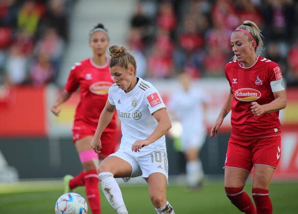 München, Deutschland 16. Oktober 2022: Fussball, Frauen Bundesliga, Saison 2022 2023, FC Bayern München - 1.FC Köln, Campus Linda Dallmann (FC Bayern München) (li.) mit Mandy Islacker (1.FC Köln) (re.) DFB regulations prohibit any use of photographs as image sequences and or quasi-video