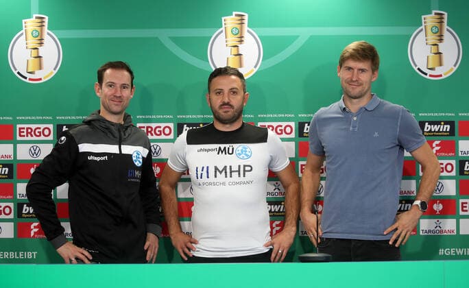 Sport Themen der Woche KW42 Sport Bilder des Tages 17.10.22 Stuttgarter Kickers PK Deutschland, Stuttgart, 17.10.2022, Fussball, Oberliga BW, Stuttgarter Kickers Pressekonferenz: v.l. Matthias Becher (Geschäftsführer), Mustafa Ünal (Trainer), Marc Stein (Sportdirektor). *** 17 10 22 Stuttgarter Kickers PK Germany, Stuttgart, 17 10 2022, Football, Oberliga BW, Stuttgarter Kickers Press Conference f l Matthias Becher Managing Director , Mustafa Ünal Coach , Marc Stein Sport Director