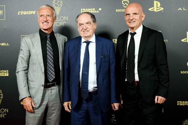 Didier Deschamps - Noel Le Graet et Guy Stephan FOOTBALL : Ceremonie du Ballon d Or 2022 - tapis rouge - Paris - 17 10 2022 JBAutissier Panoramic 