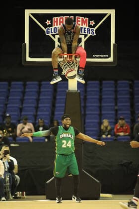 Bilder des Jahres, Sport 10 Oktober Sport Themen der Woche KW42 Sport Bilder des Tages Flip White of the Harlem Globetrotters during the Harlem Globetrotters World Tour 2022 23 at the o2 Arena, London, England on 17 October 2022. Copyright: xJoshuaxSmithx 33880006