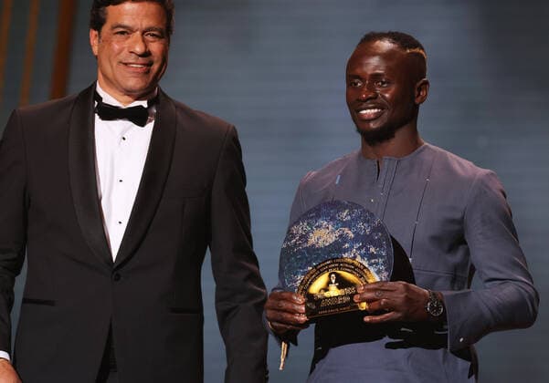 Sport Themen der Woche KW42 Sport Bilder des Tages (221018) -- PARIS, Oct. 18, 2022 -- Bayern s Senegalese forward Sadio Mane (R) receives the Socrates Trophy for most involved player in societal and charitable projects from French-Brazilian former football player Rai during the 2022 Ballon d Or France Football award ceremony at the Theatre du Chatelet in Paris, France, Oct. 17, 2022. ) (SP)FRANCE-PARIS-FOOTBALL-BALLON D OR CEREMONY GaoxJing 