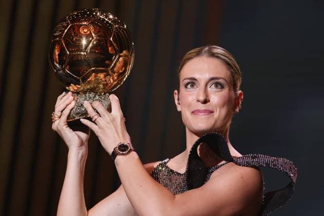 Bilder des Jahres, Sport 10 Oktober Sport Themen der Woche KW42 Sport Bilder des Tages (221018) -- PARIS, Oct. 18, 2022 -- FC Barcelona, Barca s Spanish midfielder Alexia Putellas receives her second Woman Ballon d Or award during the 2022 Ballon d Or France Football award ceremony at the Theatre du Chatelet in Paris, France, Oct. 17, 2022. ) (SP)FRANCE-PARIS-FOOTBALL-BALLON D OR CEREMONY GaoxJing 
