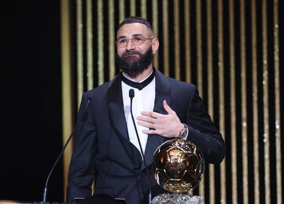 Bilder des Jahres, Sport 10 Oktober Sport Themen der Woche KW42 Sport Bilder des Tages (221018) -- PARIS, Oct. 18, 2022 -- Real Madrid s French forward Karim Benzema speaks after receiving the men s Ballon d Or Trophy during the 2022 Ballon d Or France Football award ceremony at the Theatre du Chatelet in Paris, France, Oct. 17, 2022. ) (SP)FRANCE-PARIS-FOOTBALL-BALLON D OR CEREMONY GaoxJing 