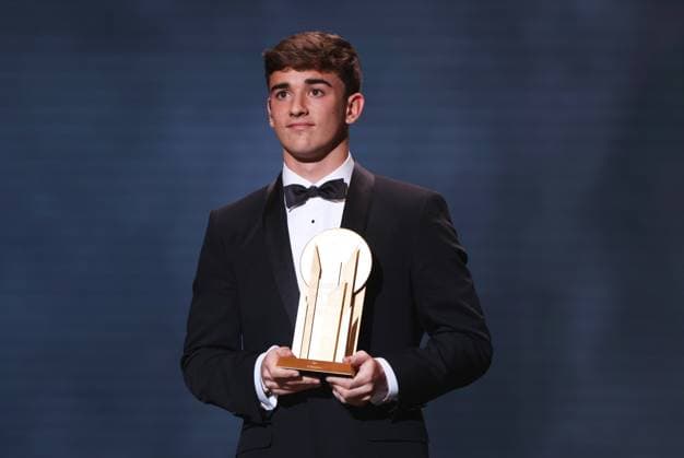Sport Themen der Woche KW42 Sport Bilder des Tages (221018) -- PARIS, Oct. 18, 2022 -- Barcelona s Spanish midfielder Gavi poses with the Kopa Trophy for best under-21 player during the 2022 Ballon d Or France Football award ceremony at the Theatre du Chatelet in Paris, France, Oct. 17, 2022. ) (SP)FRANCE-PARIS-FOOTBALL-BALLON D OR CEREMONY GaoxJing 