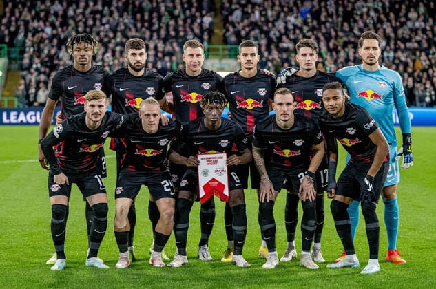 Mannschaftsfoto RB Leipzig vor dem Spiel, hintere Reihe von links nach rechts: Mohamed Simakan, Josko Gvardiol, Willi Orban, Andre Silva, Dominik Szoboszlai und Torwart Torhueter Janis Blaswich; Vordere Reihe von links nach rechts: Timo Werner, Xaver Schlager, Amadou Haidara, David Raum und Christopher Nkunku. Fussball Champions League, Vorrunde 4. Spieltag: Celtic Glasgow FC - RB Leipzig 0:2. 12. Oktober 2022: Glasgow, Celtic Park. Celtic Glasgow FC - RB Leipzig 0:2