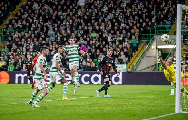 Leipzigs Timo Werner Timo Werner trifft gegen Glasgows Joe Hart zum 1:0. Fussball Champions League, Vorrunde 4. Spieltag: Celtic Glasgow FC - RB Leipzig 0:2. 12. Oktober 2022: Glasgow, Celtic Park. Celtic Glasgow FC - RB Leipzig 0:2