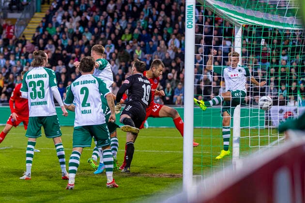 Sport Themen der Woche KW42 Sport Bilder des Tages Alexander Hack (Nr. 42, 1. FSV Mainz 05) erzielt das 0:1 gegen Jannik Loehden (Nr. 30, VfB Luebeck) und Torhueter Florian Kirschke (Nr. 19, VfB Luebeck). VfB Luebeck vs. 1. FSV Mainz 05, Fussball, DFB-Pokal, 18.10.22 Luebeck Schleswig-Holstein Germany Stadion an der Lohmuehle *** Alexander Hack Nr 42, 1 FSV Mainz 05 scores the 0 1 against Jannik Loehden Nr 30, VfB Luebeck and goalkeeper Florian Kirschke Nr 19, VfB Luebeck VfB Luebeck vs 1 FSV Mainz 05, Soccer, DFB Pokal, 18 10 22 Luebeck Schleswig Holstein Germany Stadion an der Lohmuehle Copyright: xAgentur54Gradx xJohnxGarvex