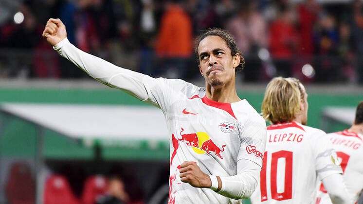 Sport Themen der Woche KW42 Sport Bilder des Tages Fußball DFB-Pokal 2022 2023, 2. Hauptrunde RB Leipzig vs. Hamburger SV (18.10.2022) Torschütze Yussuf Poulsen (Mittelstuermer RB Leipzig, Rueckennummer 9, 9) (li.) bejubelt sein Tor zum 2:0 beim Spiel RB Leipzig gegen Hamburger SV (18.10.2022). Leipzig Sachsen Deutschland Red Bull Arena *** Soccer DFB Pokal 2022 2023, 2 main round RB Leipzig vs Hamburger SV 18 10 2022 goal scorer Yussuf Poulsen center forward RB Leipzig, back number 9, 9 li celebrates his goal to 2 0 during the match RB Leipzig vs Hamburger SV 18 10 2022 Leipzig Saxony Germany Red Bull Arena